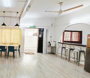 Gelugor House | Spacious 9 Rooms house 23paxQbay MallSpice Arena