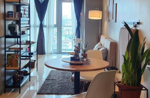 Bonifacio Global City Apartment | Spacious Cozy Unit Steps Away from Major Malls with Parking and Washer Dryer for Family, Long Stay and WFH