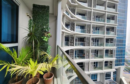 Bonifacio Global City Apartment | Spacious Cozy Unit Steps Away from Major Malls with Parking and Washer Dryer for Family, Long Stay and WFH