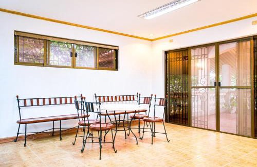 Tagaytay Apartment | Spacious Family House in Tagaytay with Billiards, Garden, and Courtyard