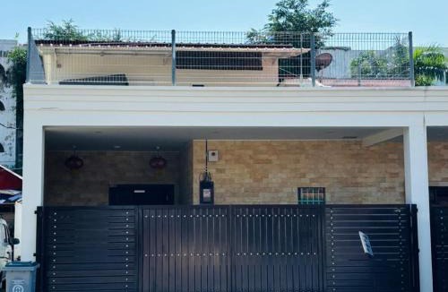 Malacca City House | Spacious Home in the Heart of Melaka for Families 10 pax, Chill & Relax at Extra Wide Balcony, COMFY HILL