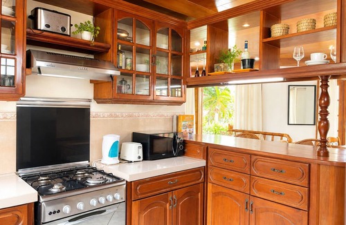 Basdiot House | Spacious Private House Beachfront! For couples or family retreat.