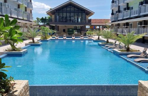 Mactan Export Processing Zone Apartment | Stay & Fly at Amani Grand Resort Residences with Pool Gym Netflix Fast WiFi 3 Guests