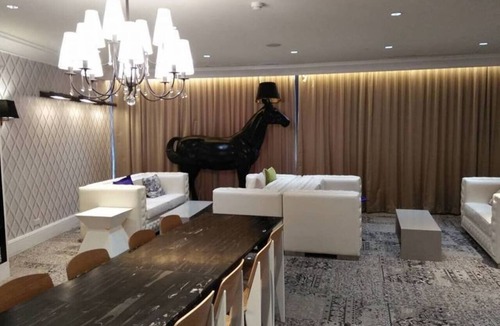 Downtown Apartment | StayHere Fast WiFi 5 Star View in Makati