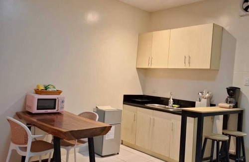 Malate Apartment | StayLuxia Superior King 1BR 1BA Suite w/Balcony Bayview Pool Gym Netflix