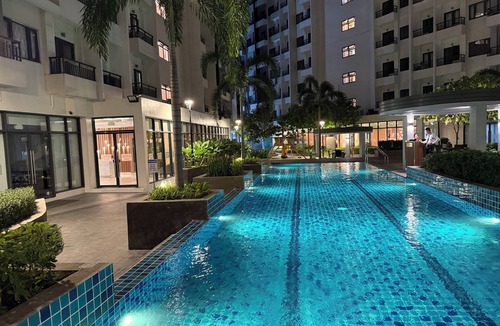 Don Bosco Condo | Steps to SM Bicutan w/Balcony/Near Airport/D+/FLX/Karaoke/Wifi