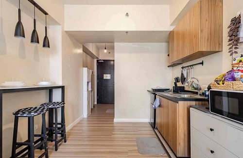 Bangkal Apartment | Studio Lune | Modern Makati Studio | Queen Bed | Fast Wi-Fi | Self Check-in ⭐