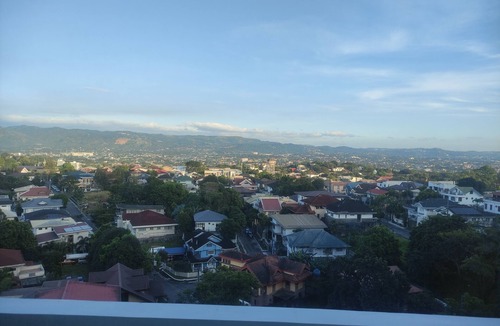 Quezon City Condo | Studio type, with balcony mountainy view with fast internet up 200mbps.