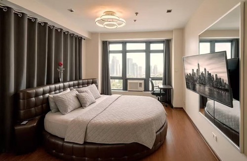 Downtown Condo | Stunning 2 Floor Loft w/5 Balconies & Round Bed