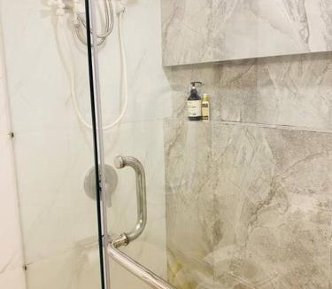 Taguig Apartment | Stylish 2 Bedroom Condo Near BGC and Airport with Fast WiFi