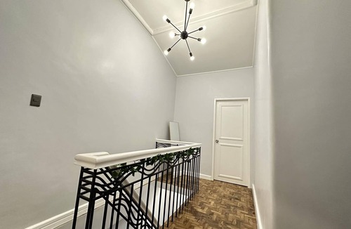 Baguio House | Stylish 3-Bedroom Sanctuary in Baguio City, sleeps up to 15!