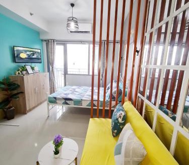 Santo Cristo Apartment | Stylish New Unit w/Balcony at Fern Residences