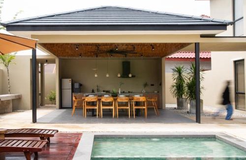 Kampung Ulu Takir Villa | SUARASA Villa 2 - Nearby the beach