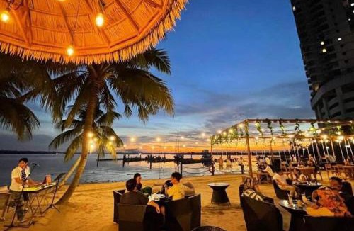 Central District Apartment | Sunset Seaside Retreat@13pax - Direct Beach Access