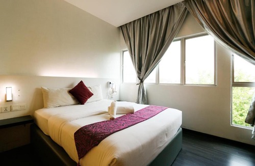 Ampang Baru Hotel | Swing & Pillows - Golden Roof Hotel Ampang, Ipoh