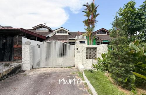 Taman Daya House | Taman Daya Cottage Family cozy house 15 min to Ikea Aeon