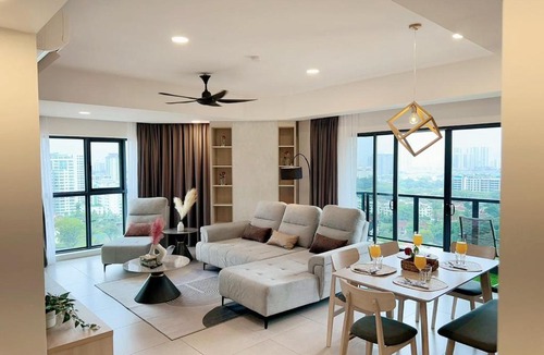 Kuala Lumpur Apartment | The Atrium at Jalan Ampang by OKBnB - Luxury 3 Bedroom Family Suite with Balcony, 3 mins to KLCC