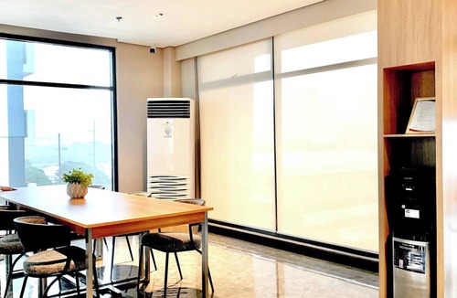 Bangkal Condo | The Executive Rentals-Makati Skyview Condo| Near Airport| Walk to Malls & MRT