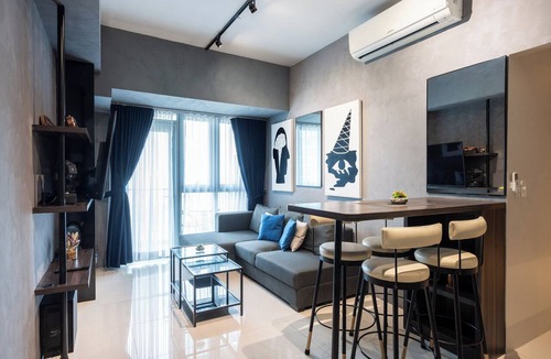 Bonifacio Global City Condo | The Executive Slate Suite @ Uptown Parksuites