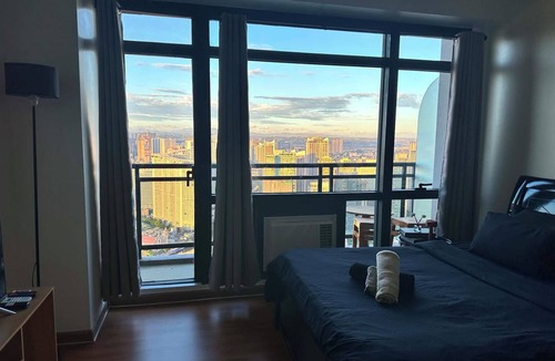 Downtown Condo | The Gramercy Residences-58th floor w/balcony+Skyline view