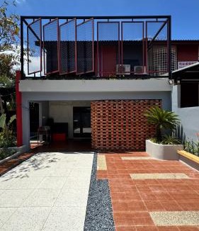Taman Daya House | The Riimbun . Private Pool . BBQ . Karaoke