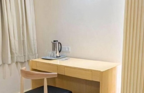 Downtown Tacloban Apartment | Timeless Elegance: Embrace Comfort at Etsu Hotel's Studio
