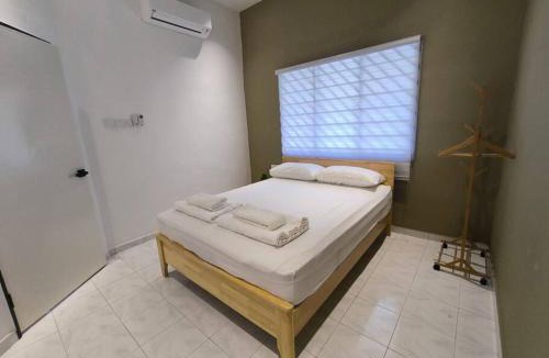 Batu Pahat House | Tiny House Batu Pahat Homestay by Ngio