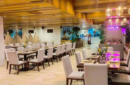 Cebu Hotel | Tom's Cabin Hotel