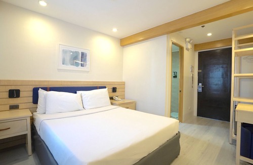 Cebu Hotel | Tom's Cabin Hotel