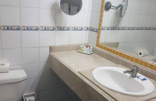 El Batey Hotel | Top-floor hotel room with ensuite bathroom and sea views, central location
