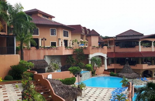El Batey Hotel | Top-floor hotel room with ensuite bathroom and sea views, central location