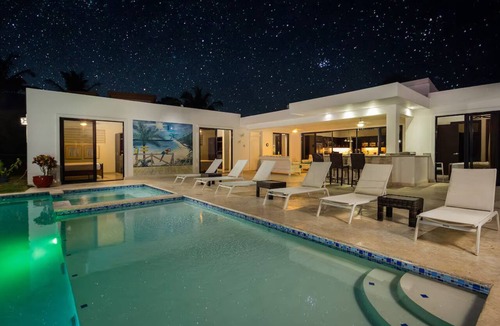La Mulata Villa | Tropical Escape 3 BR Private Pool/lawn/Fenced