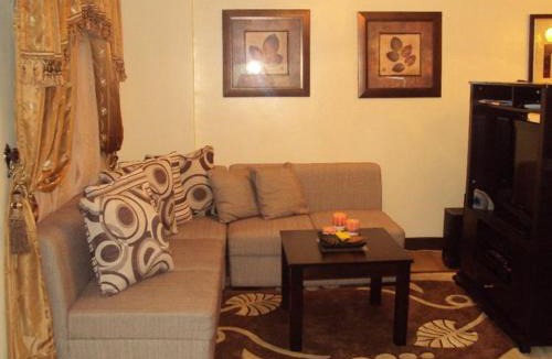 Las Pinas Apartment | Tropical Hawaiian 2BR Condo Unit in Metro Manila with Laundry Area - Sleeps 4