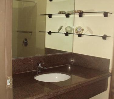 Las Pinas Apartment | Tropical Hawaiian 2BR Condo Unit in Metro Manila with Laundry Area - Sleeps 4