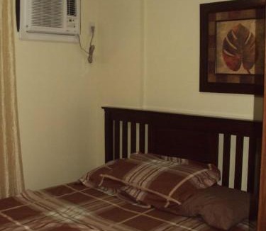 Las Pinas Apartment | Tropical Hawaiian 2BR Condo Unit in Metro Manila with Laundry Area - Sleeps 4