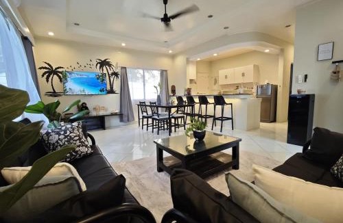 San Pedro Villa | Tropical Oasis-Private access Beachfront kubo