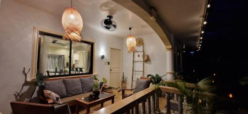 San Pedro Villa | Tropical Oasis-Private access Beachfront kubo