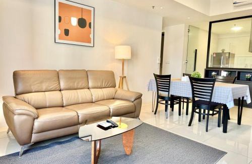 Downtown George Town Apartment | Tropicana 218 Macalister #Charm #InfinityPool #WideSeaview #6pax #3BR2bath #1King2Queen #Quality well maintained #Private host