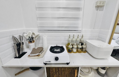 Manoc-Manoc Apartment | Unbeatable Location! ~20secs walk to White Beach - with Kitchen, Dining & Living
