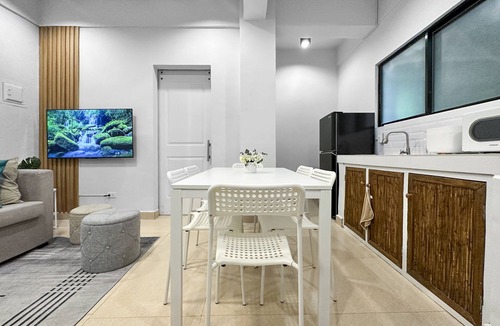 Manoc-Manoc Apartment | Unbeatable Location! ~20secs walk to White Beach - with Kitchen, Dining & Living