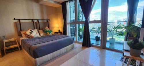 Bonifacio Global City Apartment | Uptown 7U Suites Steps Away from Major Malls with Parking and Washer for Family, Long Stay and WFH