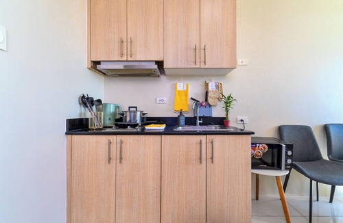 Pasay Condo | Urban Oasis: Cozy Escape
