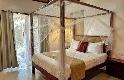 Moalboal Hostel | UZURI KUBO HUTS