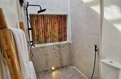 Moalboal Hostel | UZURI KUBO HUTS