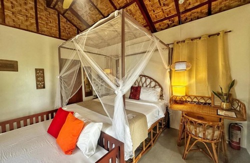 Moalboal Hostel | UZURI KUBO HUTS