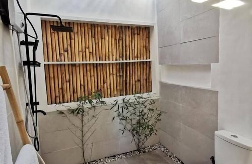Moalboal Hostel | UZURI KUBO HUTS