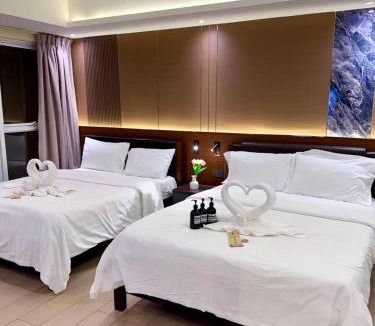 Pinagsama Apartment | Venice Luxe Corner -studio type- Pool, Sauna, kitchen, Netflix for 3 guests only