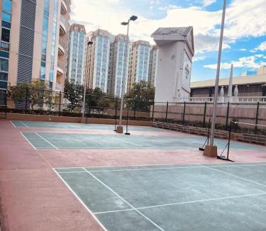 Pinagsama Apartment | Venice Luxe Corner -studio type- Pool, Sauna, kitchen, Netflix for 3 guests only