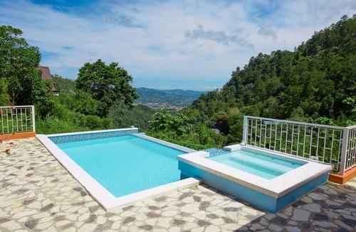 Paso Bajito Cabin | Villa in the Jarabacoa Mountains with a pool, hot tub, and a view of the city