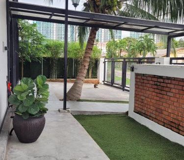 Larkin House | Villa Puspa Bungalow Larkin, City Square, Larkin Sentral, CIQ,